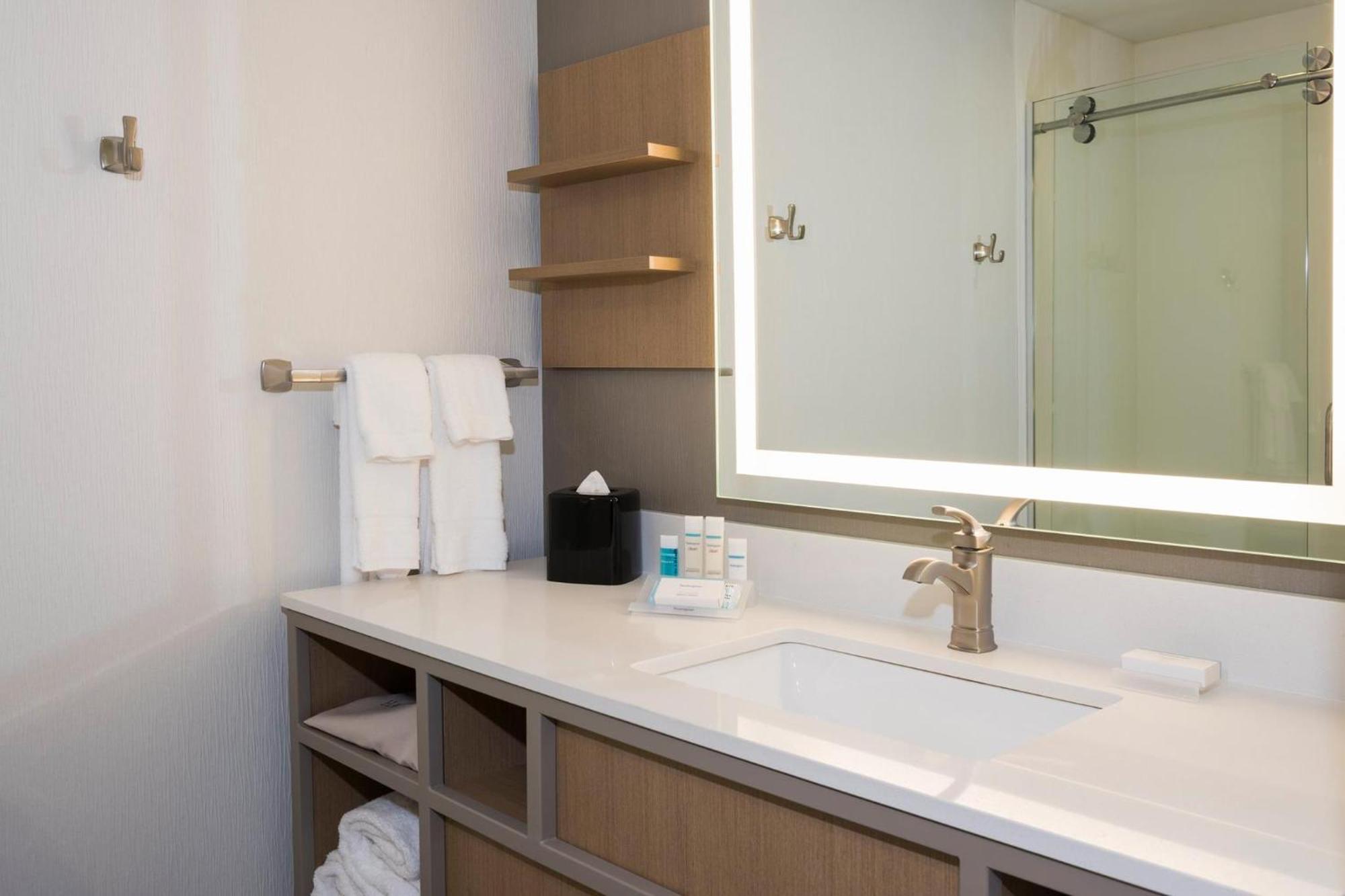 Hilton Garden East Hotel 3*