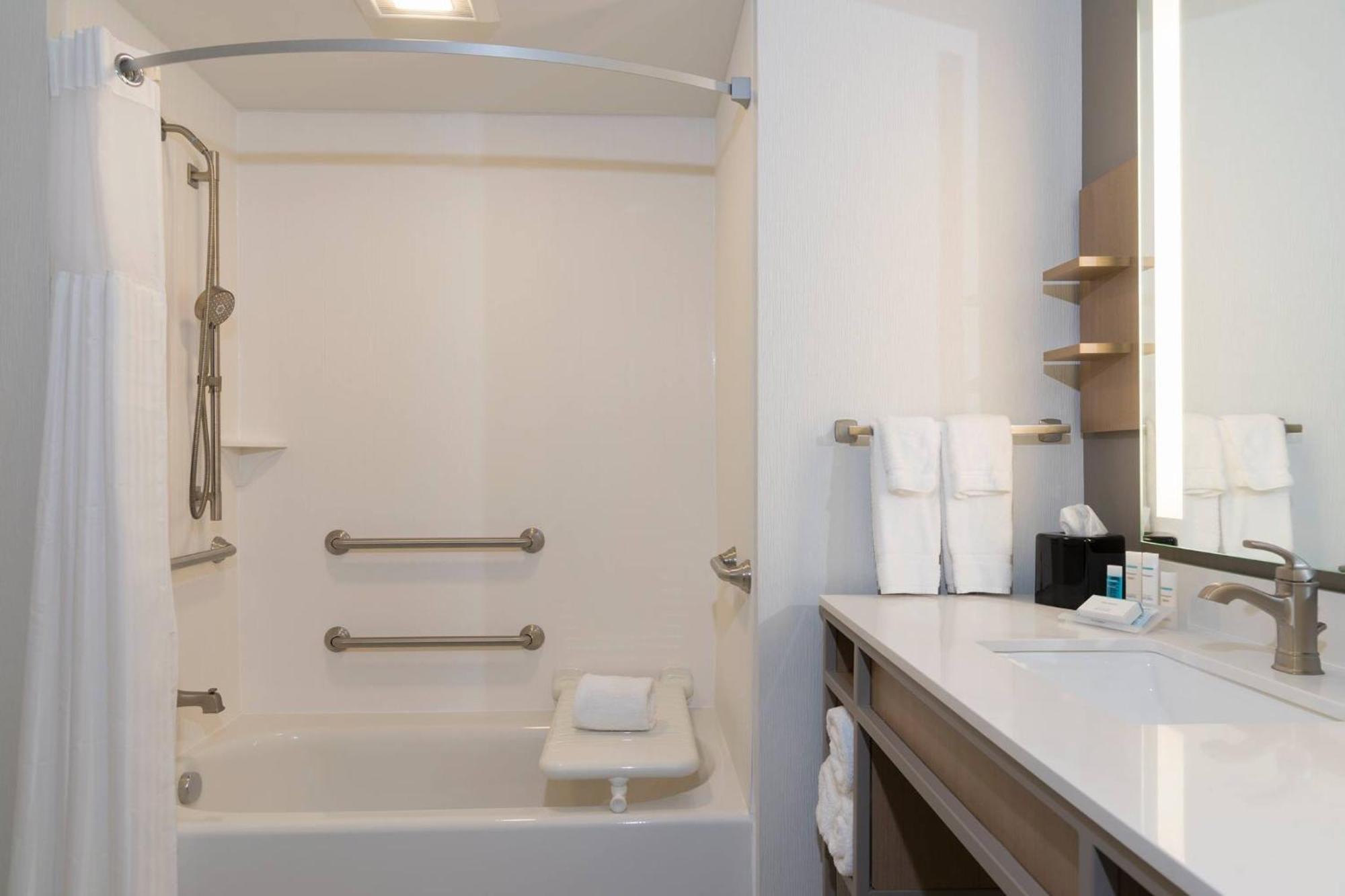 Hilton Garden East 3*